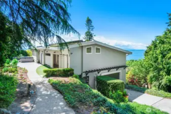 Welcome home! Find a secluded property with awe-inspiring views!