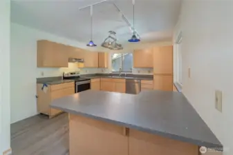 Kitchen and bkfst bar