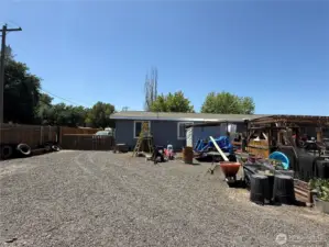 Enormous parking area, fully graveled