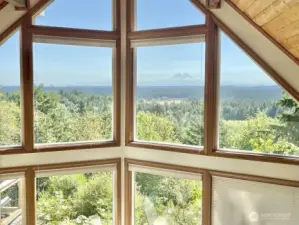 Unparalleled views to the East of Rainier and Cascades - peek-a-boo view of Mt St Helens, too!