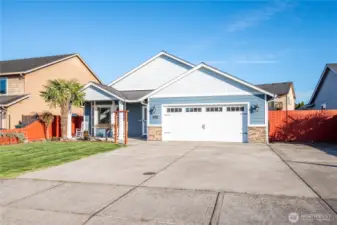 large oversized driveway, oerfect for boat or extra toys