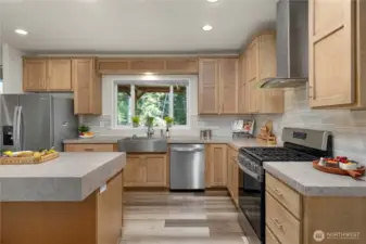 Plenty of room for multiple cooks. Stainless steel appliances.