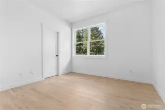 Large Second Bedroom w/ Walk in Closet!