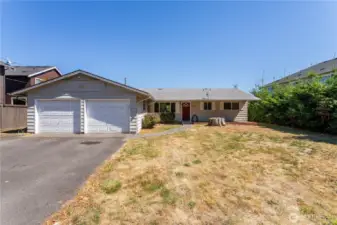 Large lot with development opportunities