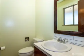 1/2 bath in front bedroom