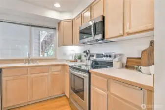 Ample counter and cabinet space