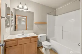 Upstairs full hall bath