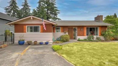 In-town daylight basement rambler situated in a natural, inspiring setting just minutes from all that is the historic heart of downtown Snohomish!