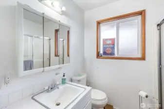 Full bathroom - medicine cabinet, single vanity, and tub/shower.