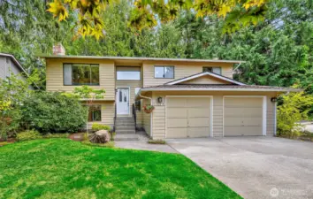 Gorgeous 4 Bedroom & 2 3/4th Baths w/2004 Sq.Ft., Bonus Room & Built In 1978 on 7405 Sq.Ft Lot. (.17 acres)