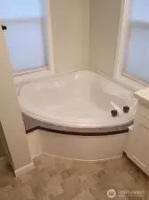 Soaking tub
