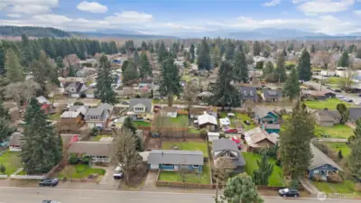 Small town living: walk to the elementary school, the library, yoga, shopping and dining while staying close to commuting options for major East King County employers.