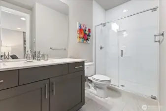 1st Floor Ensuite Bathroom