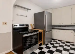 Kitchen w/ brand new appliances