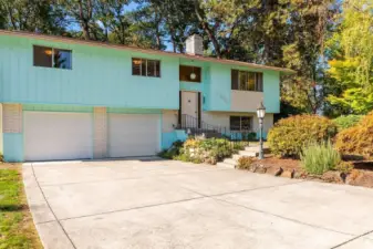 Fantastic driveway with additional parking