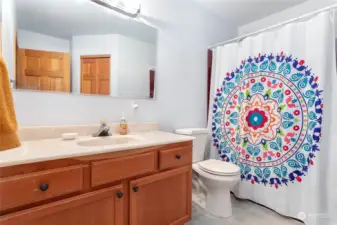 Main level bathroom in between both bedrooms.