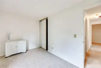 The 2nd bedroom.