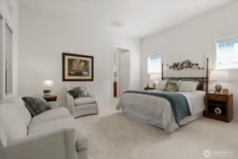 Secondary en-suite provides space for a queen or king-sized bed plus sitting area, and offers a full bath