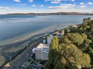 Enjoy your own piece of paradise on Alki!  Minutes to the beach, restaurants &  boutiques.