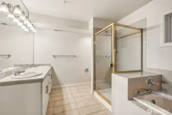 Full bathroom just off the primary suite