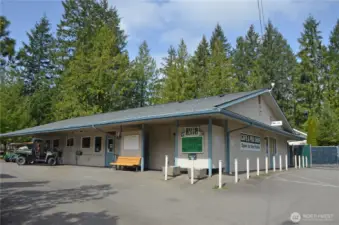 Pro shop and cafe serves breakfast and lunch.