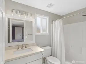 Primary en-suite bathroom