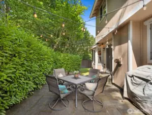 Super private back yard wtih paver patio