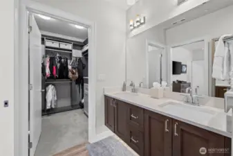 Walk-in with custom organizer