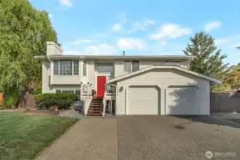 Welcome home! 4BR 3BA on Cul-de-sac