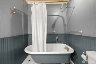 clawfoot tub, yes please