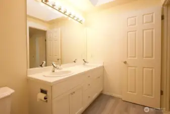 Upstairs Full Bathroom