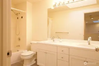 Upstairs Full Bathroom