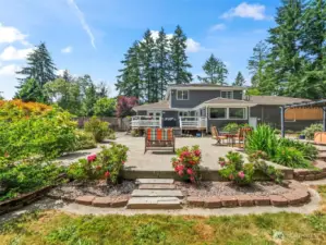 Like to BBQ? This back yard is an entertainers dream!