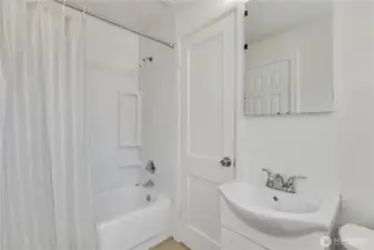 Cottage Full Bathroom