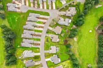 Overhead aerial showing the cul-de-sac neighborhood, and adjacency to the golf course.