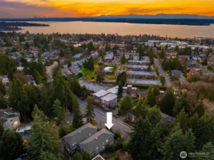 Convenient location, just a short stroll to Starbucks or Metropolitan Market. Minutes to downtown Kirkland or I-405.