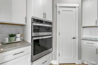 Double oven, spacious pantry and cozy coffee nook!