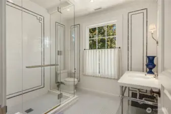The en-suite bathroom for that bedroom.