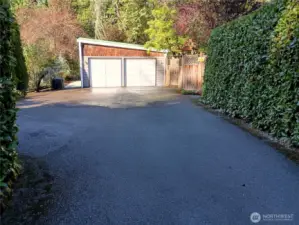 Detached garage/shop.
