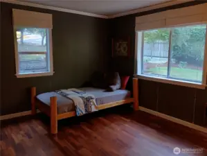 Large secondary bedroom.