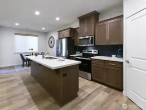 Deep stainless sinks. Plug at end of Aisle.