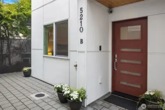 2020 High quality construction in ideal location!