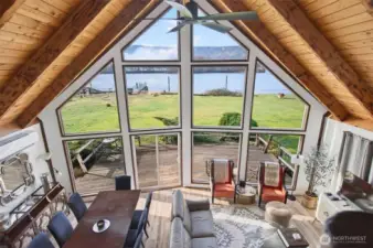 Living room looking out to the dock and Columbia River.