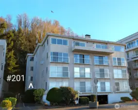 End unit with Sound, territorial & greetbelt views.