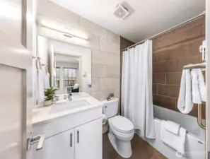 Soaker tub and en suite bathroom for guests, work from home or maybe a roommate?