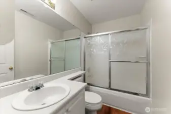 Upstairs Full Bathroom