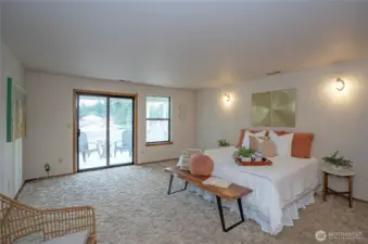 Large king bed with alot of space!