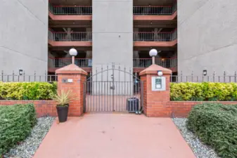 Minutes from Chambers Bay Golf Course and trails, with quick access to Point Ruston and Proctor District for shopping and dining. A short drive to Gig Harbor’s marinas and Titlow Beach offers peaceful waterfront trails and stunning Sound views.