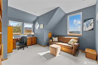 Office/den perfect for working from home!