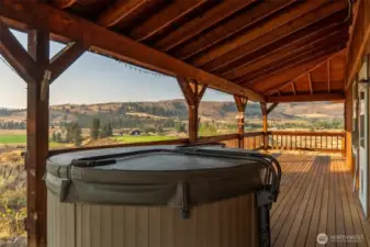 Hot tub on the southeast side deck- watch the sunrise or moonrise while soaking!